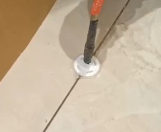 恩阳瓷砖空鼓维修公司专业解答瓷砖在铺贴过程中，如果没有涂抹均匀到位的粘结材料（如水泥砂浆或瓷砖胶），可能会导致以下问题